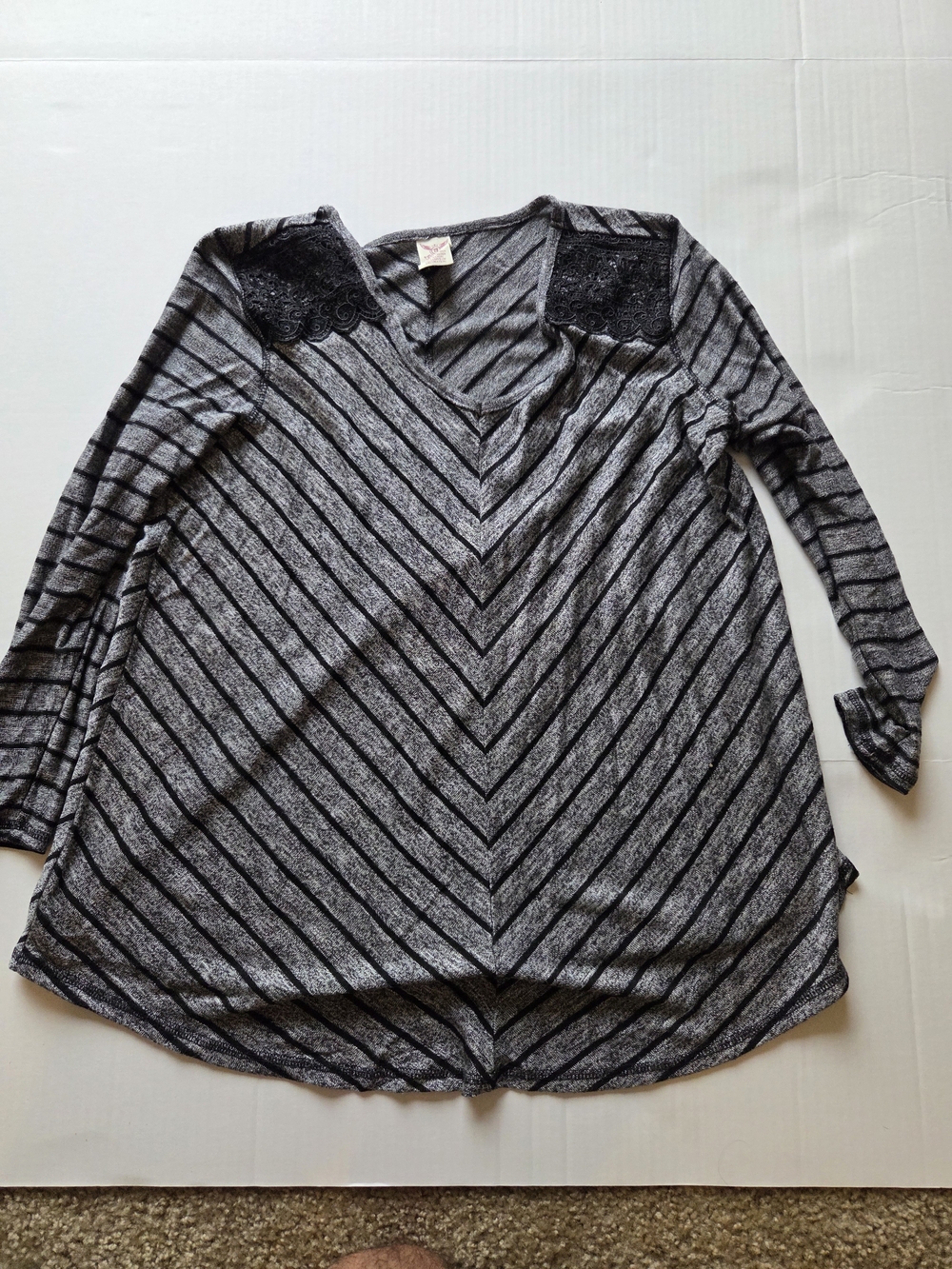 Faded Glory Womens 1X Grey Black Chevron Striped Lace Shoulder V-Neck Top Blouse